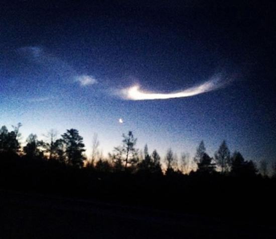 不明闪亮物体划过俄罗斯天空留下显眼的“耐克”标志白色痕迹