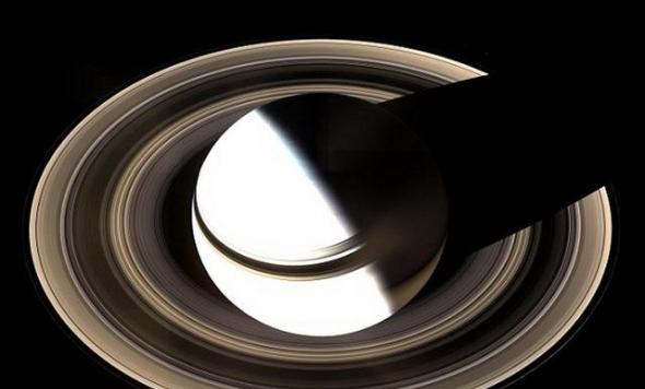 如图所示，这是土星环。目前，科学家最新一项研究表明，土星环出现朝向土星中心运行的波状结构，这种奇特现象或将提供揭晓土星大气层之下的神秘世界的重要线索。