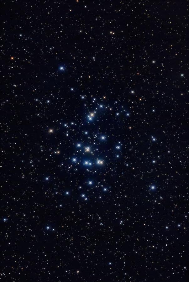 M44中名「鬼宿星团」或「巢蜂星团」，是由许多6等星所聚集而成的疏散星团，在少光害处可直接裸视，简易的望​​远镜中可见其呈蒙蒙的白雾状