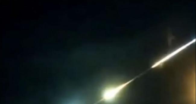 俄罗斯西伯利亚天空惊现神秘绿色大火球
