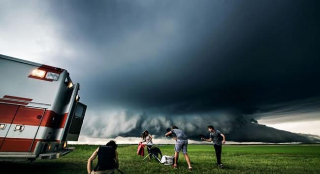众人以摄人心魄的风暴作背景，拍下一幕幕日常生活照。