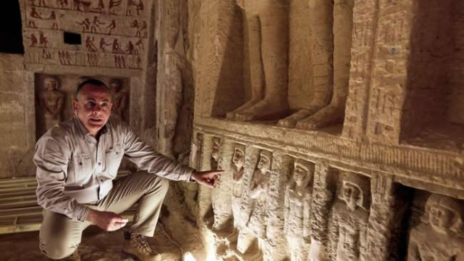 埃及最高文物理事会（Supreme Council of Antiquities）秘书长穆斯塔法． 瓦齐里（Mostafa Waziri）正在展示墙角壁龛中较小