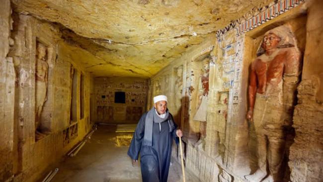 一支由穆斯塔法． 阿布多（Mustafa Abdo）担任领班的埃及团队挖出了这座精心装饰的祭司古墓。 PHOTOGRAPH BY AMR NABIL, AP