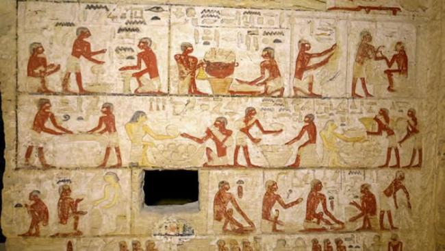 古墓墙面上的彩绘浮雕包括这些描绘亡者在世时，手下工人们执行各种日常任务的场景。 COURTESY EGYPTIAN MINISTRY OF ANTIQUITIE