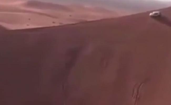 越野车在沙丘顶部行驶，非常惊险。