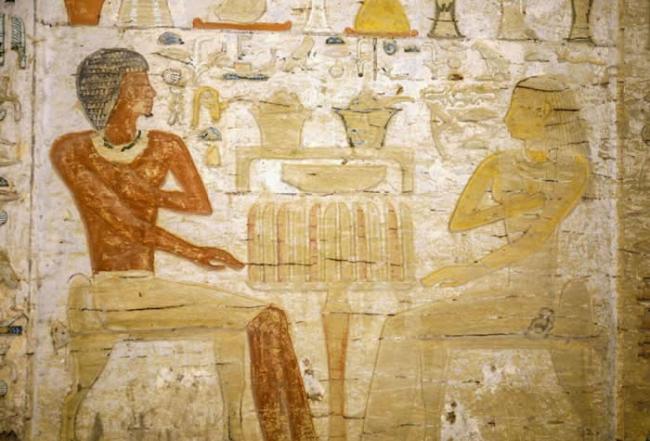 墓中亡者是一位名叫瓦提耶（Wahtye）的祭司，古墓里的浮雕描绘他和妻子坐在一张供品桌前。 COURTESY EGYPTIAN MINISTRY OF ANTI