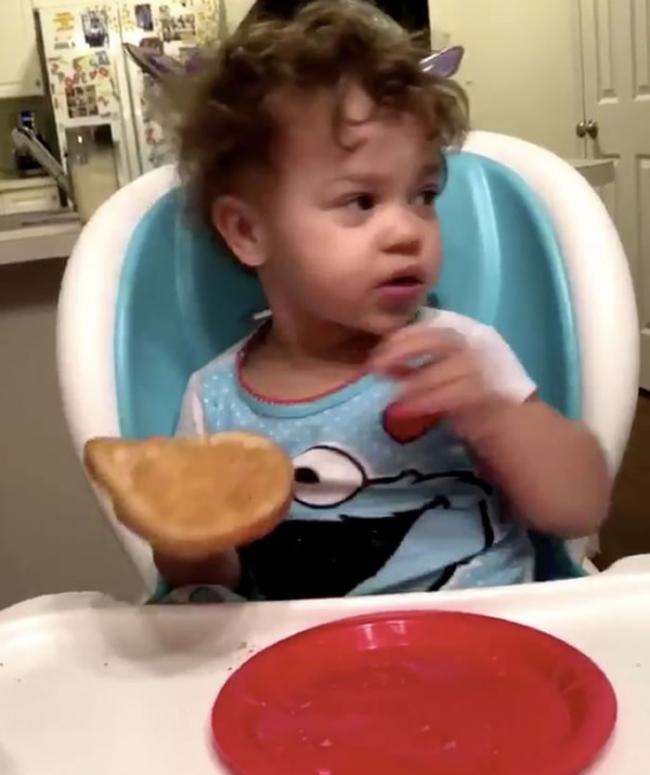 美国亚拉巴马州2岁女童吃早餐时脸色突变称见到“幽灵”