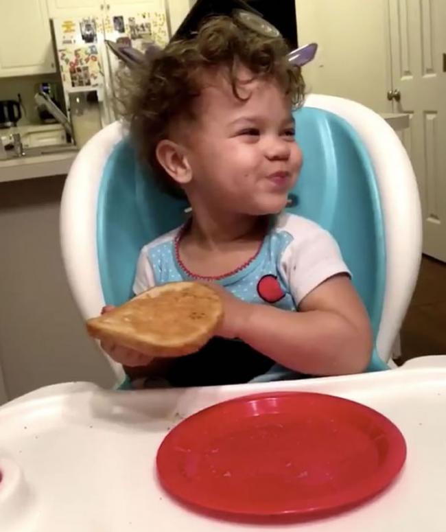 美国亚拉巴马州2岁女童吃早餐时脸色突变称见到“幽灵”
