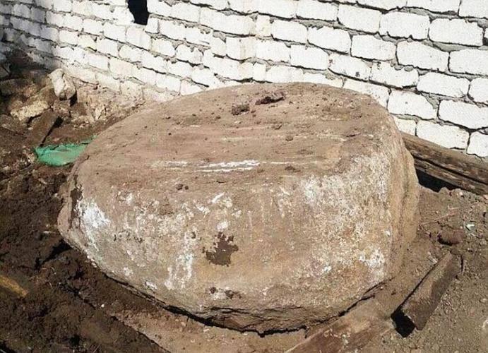 图中是挖掘发现的石柱底座，埃及警方表示，两个星期前7个盗墓贼在挖掘Al-Badrashin住宅的后花园，但是他们挖掘时却陷入麻烦之中，挖掘的洞穴灌入大量的水，惊