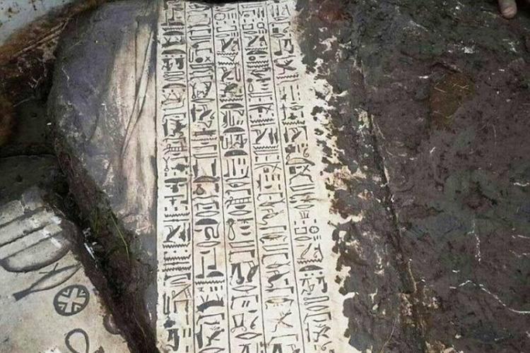 目前，埃及一处居民住宅后花园意外发现远古埃及神殿遗址，如图所示，这是挖掘发现雕刻着象形文字的石柱、灰岩块，同时还发现一些雕像碎片。初步估计其历史可追溯至3400