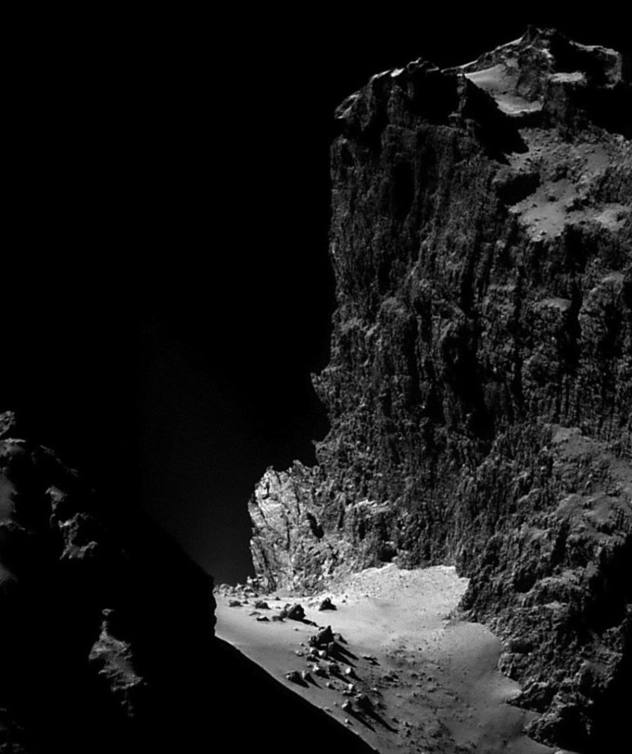 在对欧洲航天局的“罗塞塔”号探测器获取的67P/丘留莫瓦-格拉西梅彗星图像进行分析时，英国业余天文学家斯图亚特-阿特金森发现了一个令人惊异的悬崖，高度达到0.5