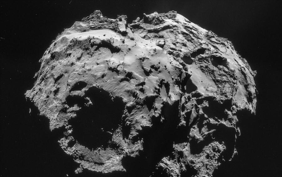阿特金森发现的67P彗星悬崖高0.5英里，但与太阳系最引人注目的岩石结构相比，这个悬崖只能是小巫见大巫。1982年，宇航局的“旅行者2”号在天王星卫星“米兰达”
