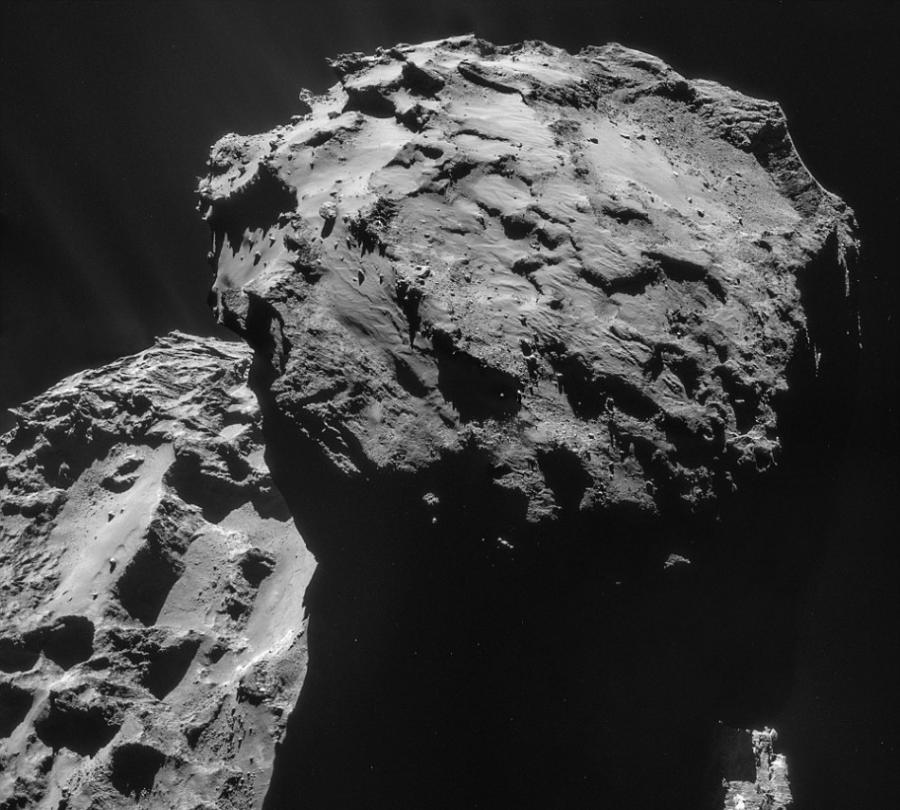 阿特金森发现的67P彗星悬崖高0.5英里，相当于彗星宽度的五分之一，与地球上最高的海崖――座落于夏威夷莫洛凯岛的北太平洋海域――相当。