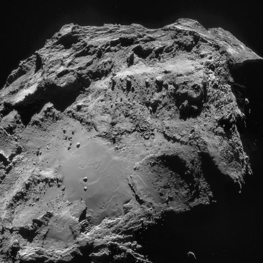 宇航局表示这个多冰悬崖底部的巨石非常光滑，看上去像砂岩，宽度可达到65英尺（约合805米）。由于67P彗星的引力很小，任何从悬崖上跳下的人都会生还。67P彗星的