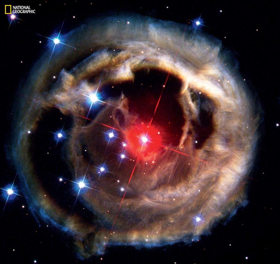 这是位于麒麟座的V838 Mon，距离约2万光年。这团星云本来是不发光的，2002年1月，它内部的恒星发生爆炸，照亮了这片星云。