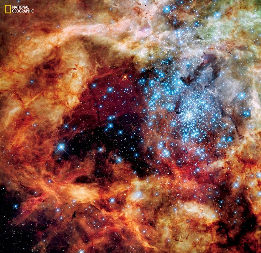 这个巨大的，年轻的恒星团，被称为R136，只有几百万岁，在大麦哲伦星云一个动荡的区域诞生。