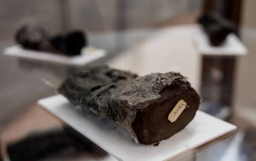 意大利那不勒斯国家图书馆展出两千年前被火山灰掩埋的远古卷轴