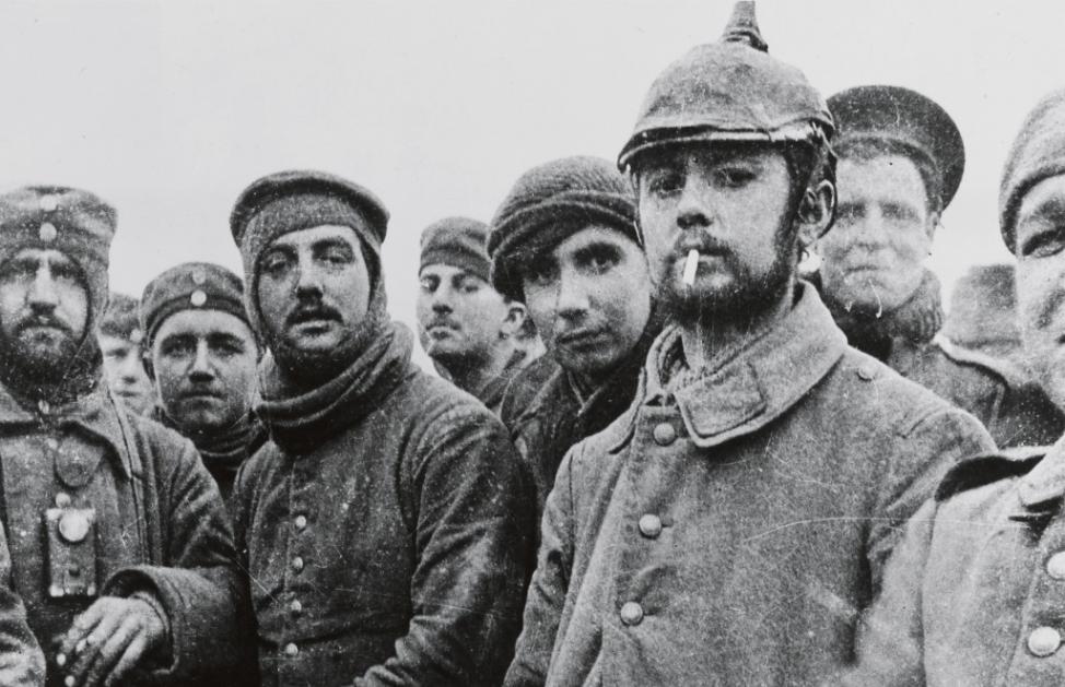 1914年， 在比利时普卢赫斯泰尔特附近的耶诞休战期间，德军与英军士兵合影。