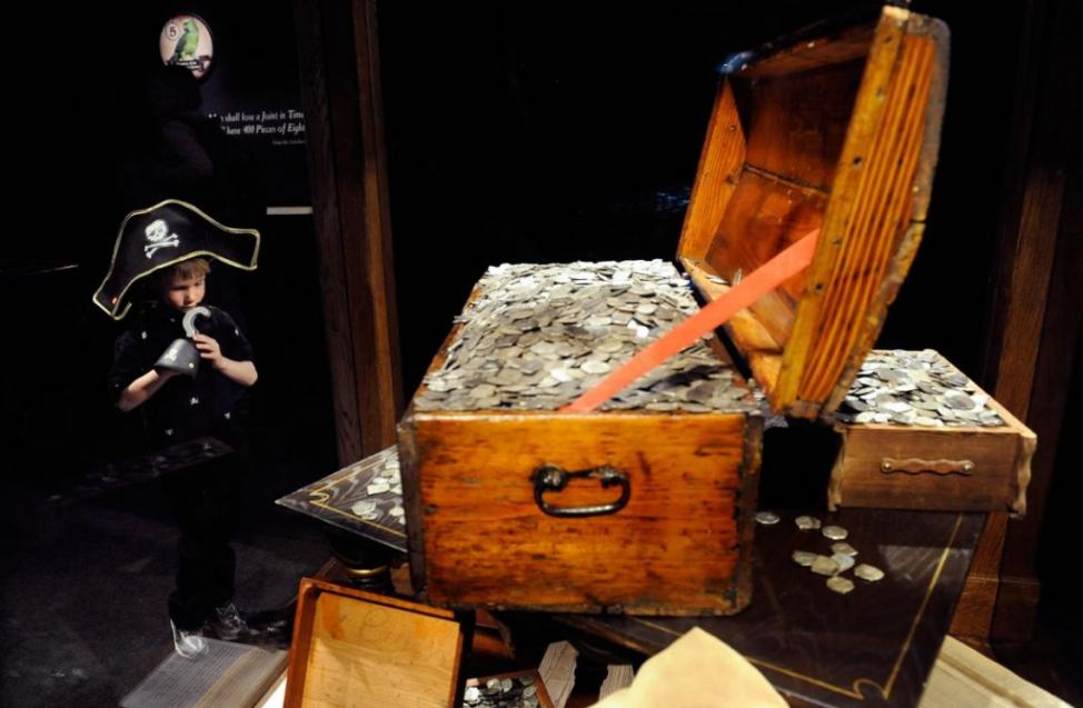 六岁的查尔斯‧绍尔正在观察丹佛自然科学博物馆展出的宝藏箱。这个藏宝箱属于维达号，是真正的海盗藏宝箱。 Photography by Kathryn
