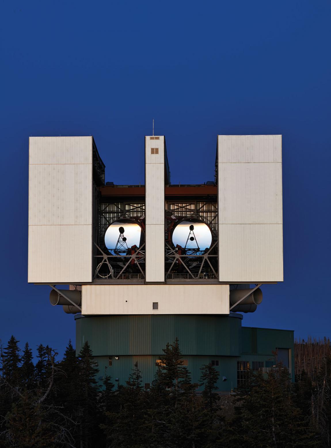 美国亚利桑那州格雷厄姆山山顶大双筒望远镜（LBT）升级完成
