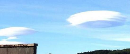 苏格兰上空出现UFO形荚状云