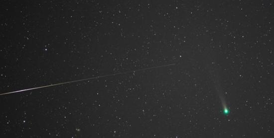 11月25日，拍摄于中国云南的流星与彗星。