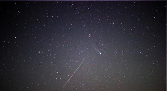 12月12日，拍摄于美国的流星与彗星。