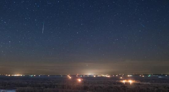 12月13日，拍摄于美国密苏里州的双子座流星雨与Lovejoy彗星。