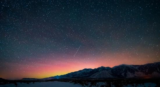 12月8日，拍摄于美国蒙大拿州的流星