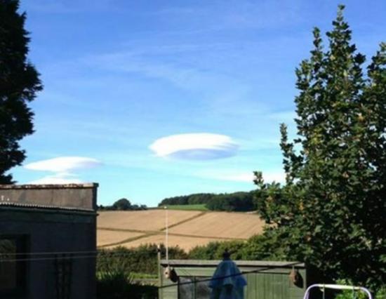 苏格兰上空出现UFO形荚状云