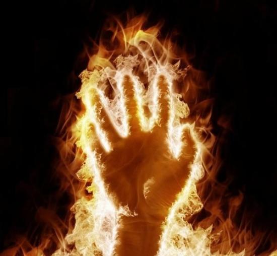 人体自燃事件在科学上没有权威性的解释，有生物学家认为酮症和静电作用可能导致人体自燃