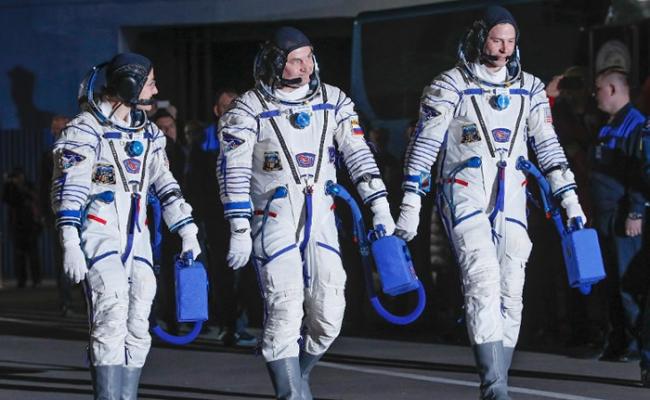 科克（左）、奥夫奇尼（中）和黑格（右）准备步入太空舱。
