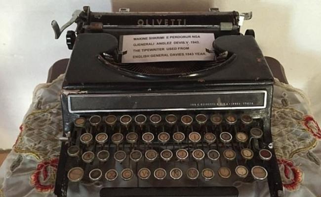 奇泽姆当年用来记录的打字机，现时仍放在阿尔巴尼亚一间博物馆。