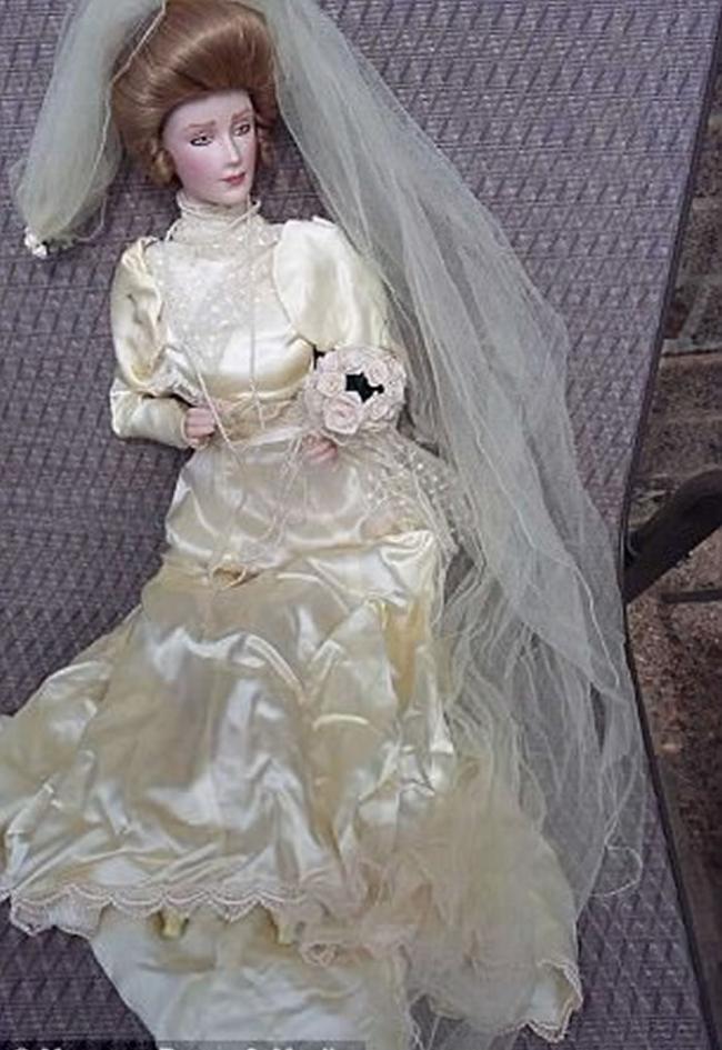 英国诺福克郡女子在古董二手店买到洋娃娃 它半夜走动伸爪割伤腿