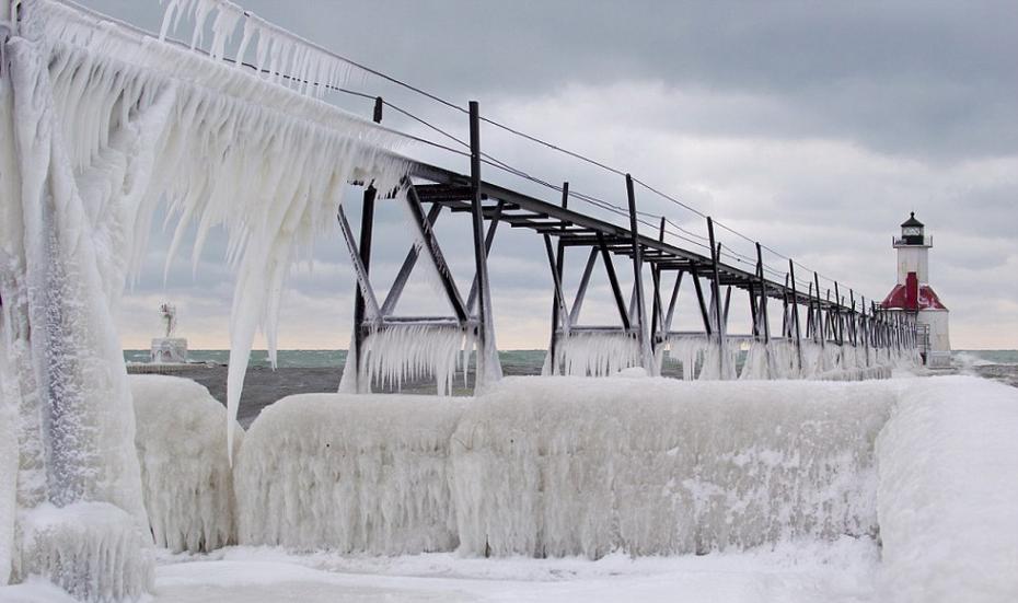 摄影师约书亚・诺维茨基也在密歇根州拍摄各种绝美冰景。
