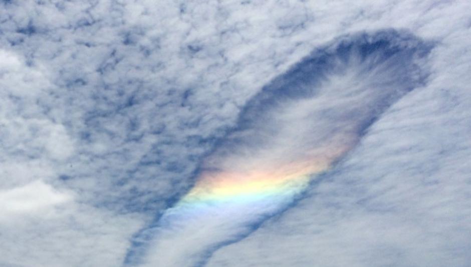 澳洲东南部的天空于本周一出现了一片穿洞云。 Photograph by Leesa Willmott, AP
