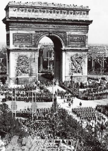 1919年，法国人在巴黎凯旋门庆祝第一次世界大战的胜利。