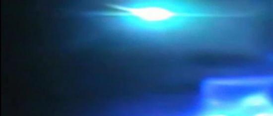 蓝色火球划过美国阿拉巴马州夜空，来自未知彗星