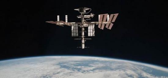 2011年5月23日，在地球上空掠过的空间站。照片由第27远征队队员保罗-内斯波利在“联盟TMA-20”号飞船上拍摄。拍摄时，“联盟”号已经完成对接