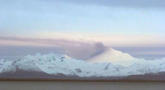 美国阿拉斯加州最为活跃的“巴甫洛夫火山”开始零星喷发岩浆