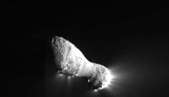 哈特雷-2号彗星的彗核同样具有双瓣结构。