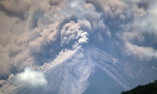烈焰火山(图)现时喷出的火山灰，已上升到海平面以上4千5百米。