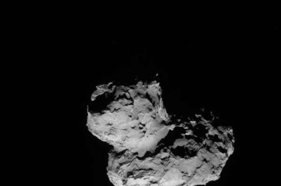 罗塞塔飞船拍摄的67P/丘留莫夫―格拉西缅科彗星。可以看到这颗彗星的彗核由明显的两大部分组成，构成所谓“双瓣”结构。