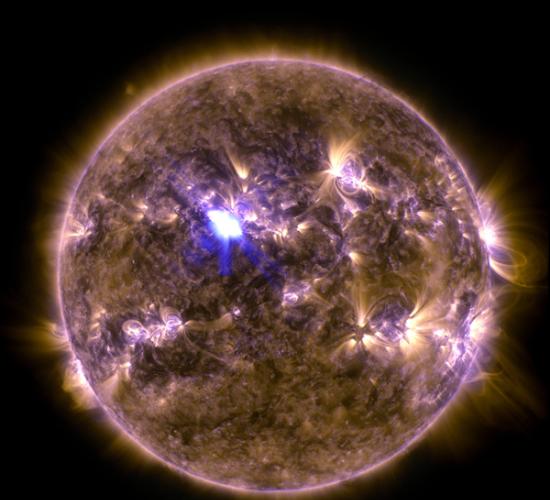 NASA观测到今年最大的一次太阳耀斑爆发