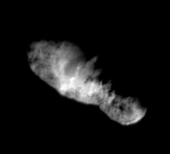 包瑞利彗星。尽管它看上去更像一个土豆而不是鸭子，但仍然可以隐约看出它的双瓣结构。