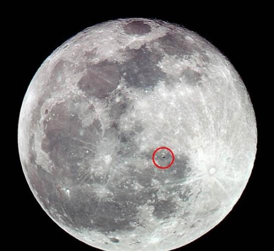 正如照片所呈现的那样，空间站的个头在月球面前根本不值一提。空间站宽358英尺(约合109米)，长239英尺(约合72.8米)，高66英尺(约合20米)，相比之下