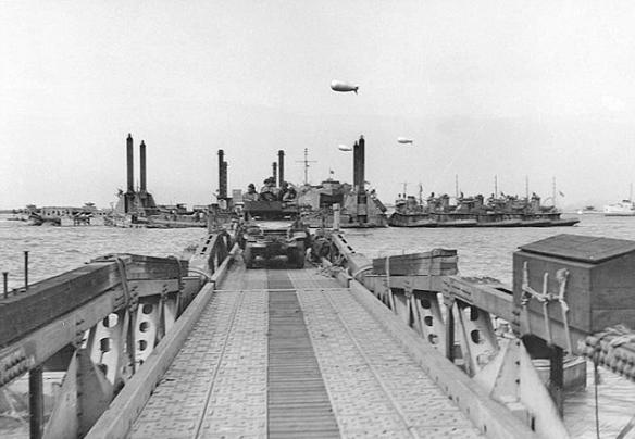 “桑树”人工港，二战期间设计的一种便携式临时海港，帮助盟军卸载大规模军事行动所需的重型武器和物资。由于采用便携式设计，“桑树”人工港具有可运输可安装的优势，允许