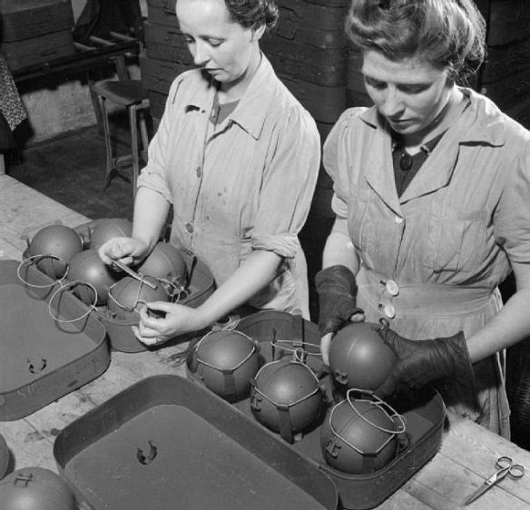 1943年，工人们正在组装炸弹Stick Bomb。这种炸弹采用一个波琉球，内装1.5磅（约合0.5公斤）炸药，表面覆盖超粘性粘合剂，而后封装到金属球中。