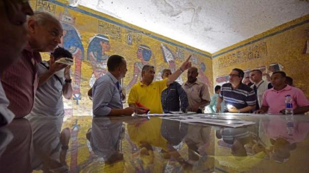 埃及古文物部长曼杜•爱尔达玛迪指着墓室天花板上的一条线，这条线可能暗示墓室一度是通往更大墓室的一条通道。 Photograph by Brando