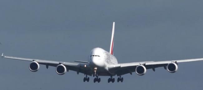 阿联酋航空公司“巨型铁鸟”A380空中巴士降落德国遇狂风惊险降落